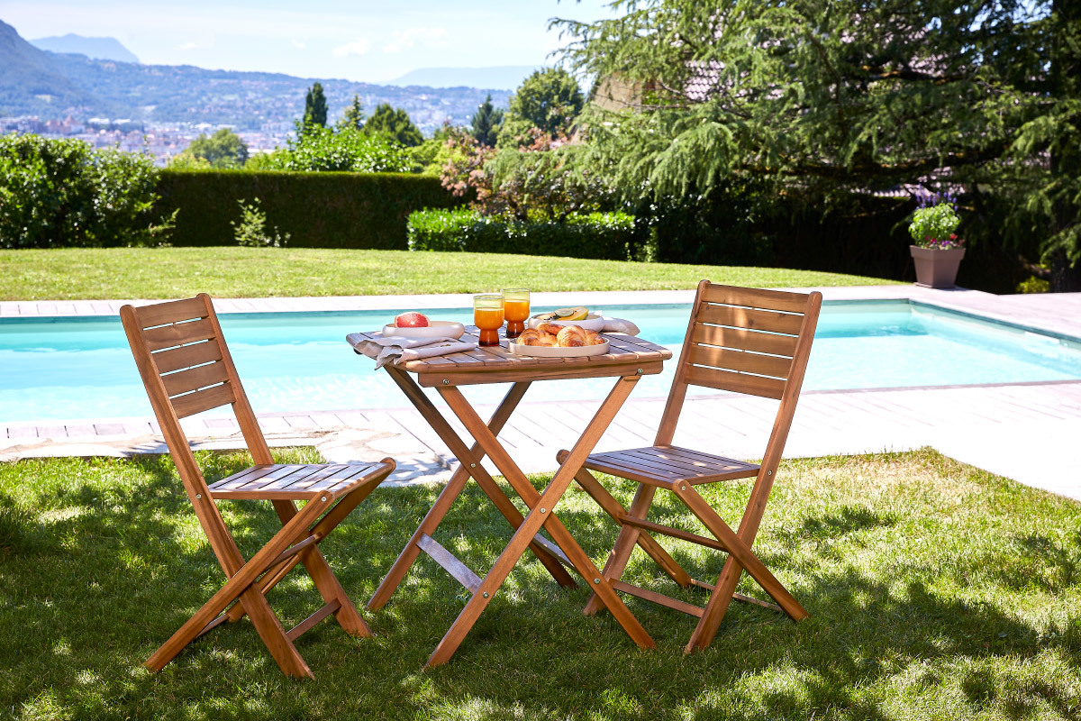 Set aus klappbaren Gartensthlen und Gartentisch aus massivem Akazienholz CANOPEE