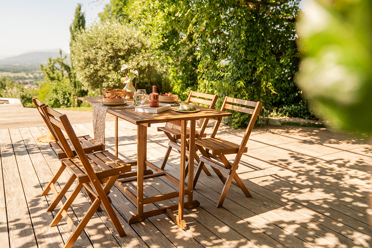 Set mit einem ausziehbaren Tisch mit Stauraum und 4 Klappst�hlen aus Massivholz CARMEN