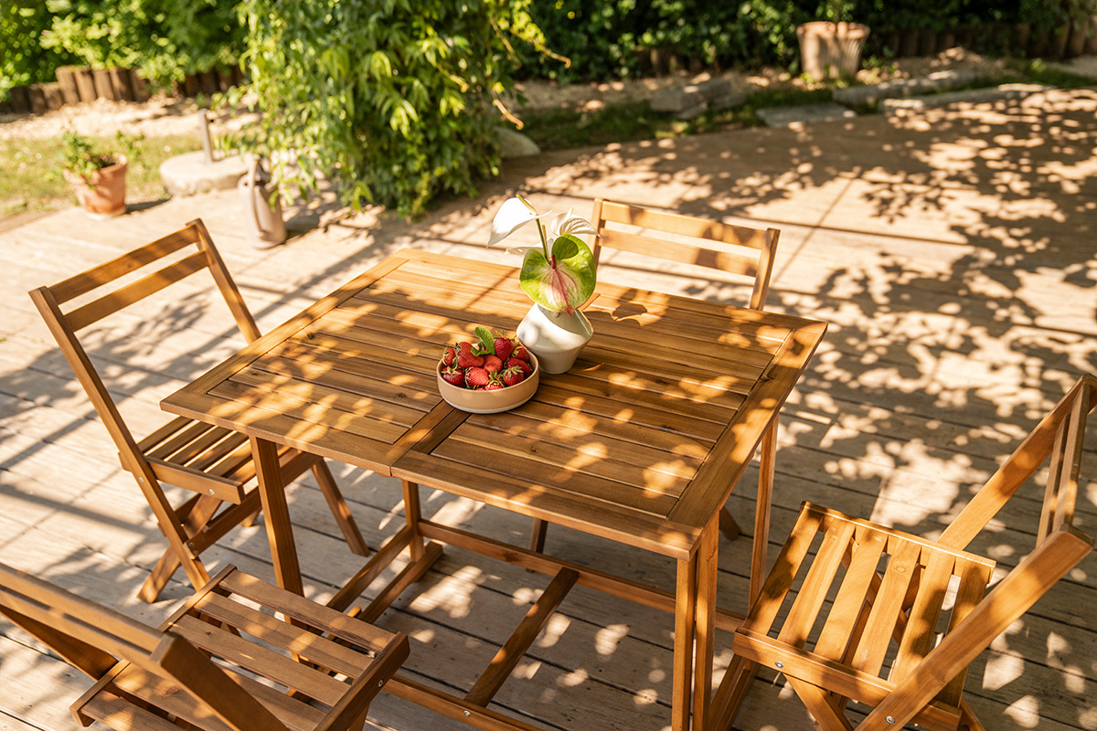 Set mit einem ausziehbaren Tisch mit Stauraum und 4 Klappst�hlen aus Massivholz CARMEN