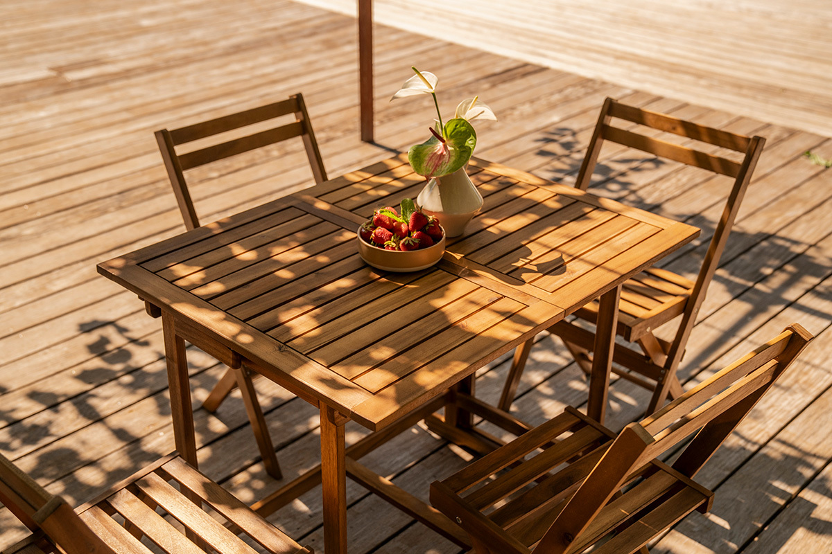 Set mit einem ausziehbaren Tisch mit Stauraum und 4 Klappst�hlen aus Massivholz CARMEN