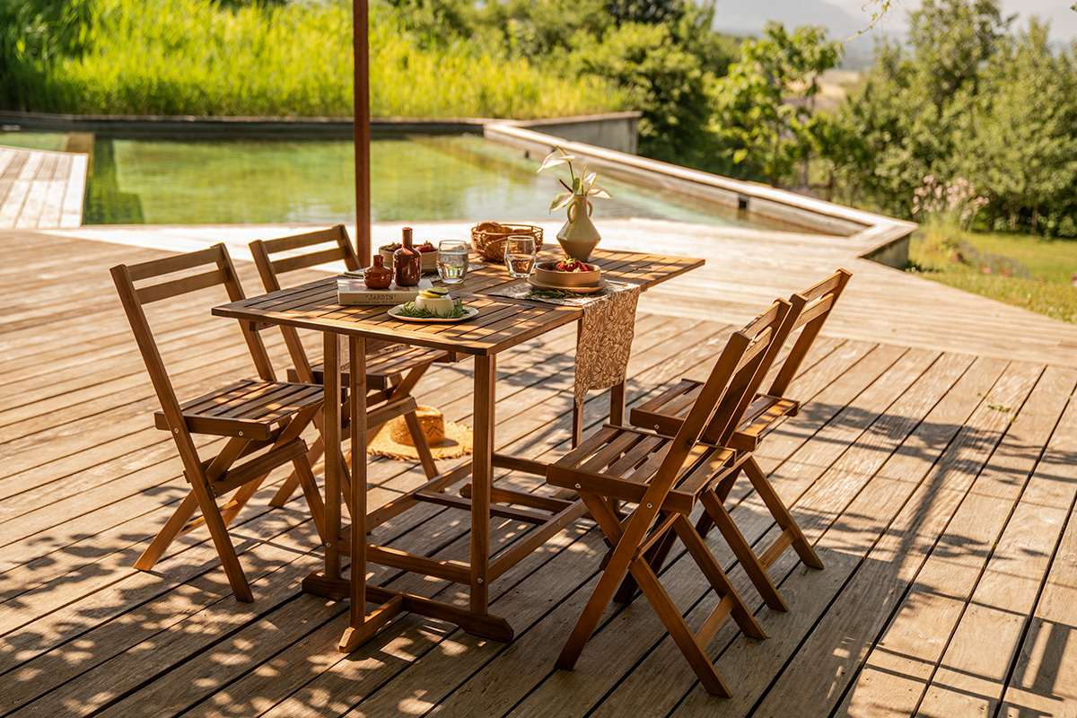 Set mit einem ausziehbaren Tisch mit Stauraum und 4 Klappst�hlen aus Massivholz CARMEN