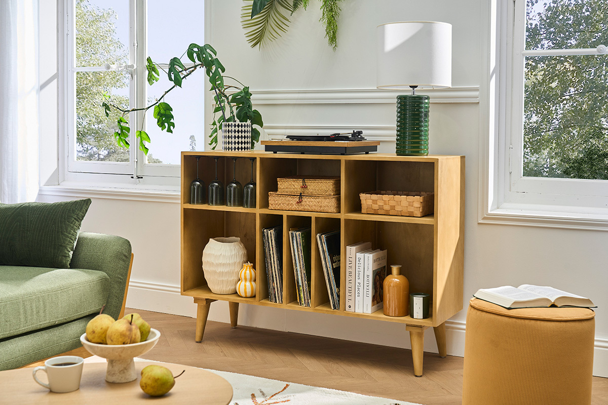 Buffet ISIDRO aus massivem Mangoholz, mit offenen Nischen f�r Flaschen und Vinyl, Frontansicht