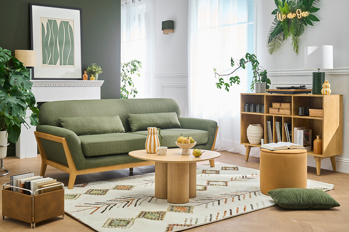 Offenes Buffet ISIDRO aus massivem Mangoholz, pr�sentiert Flaschen und Vinyl, in einem modernen Wohnzimmer installiert.