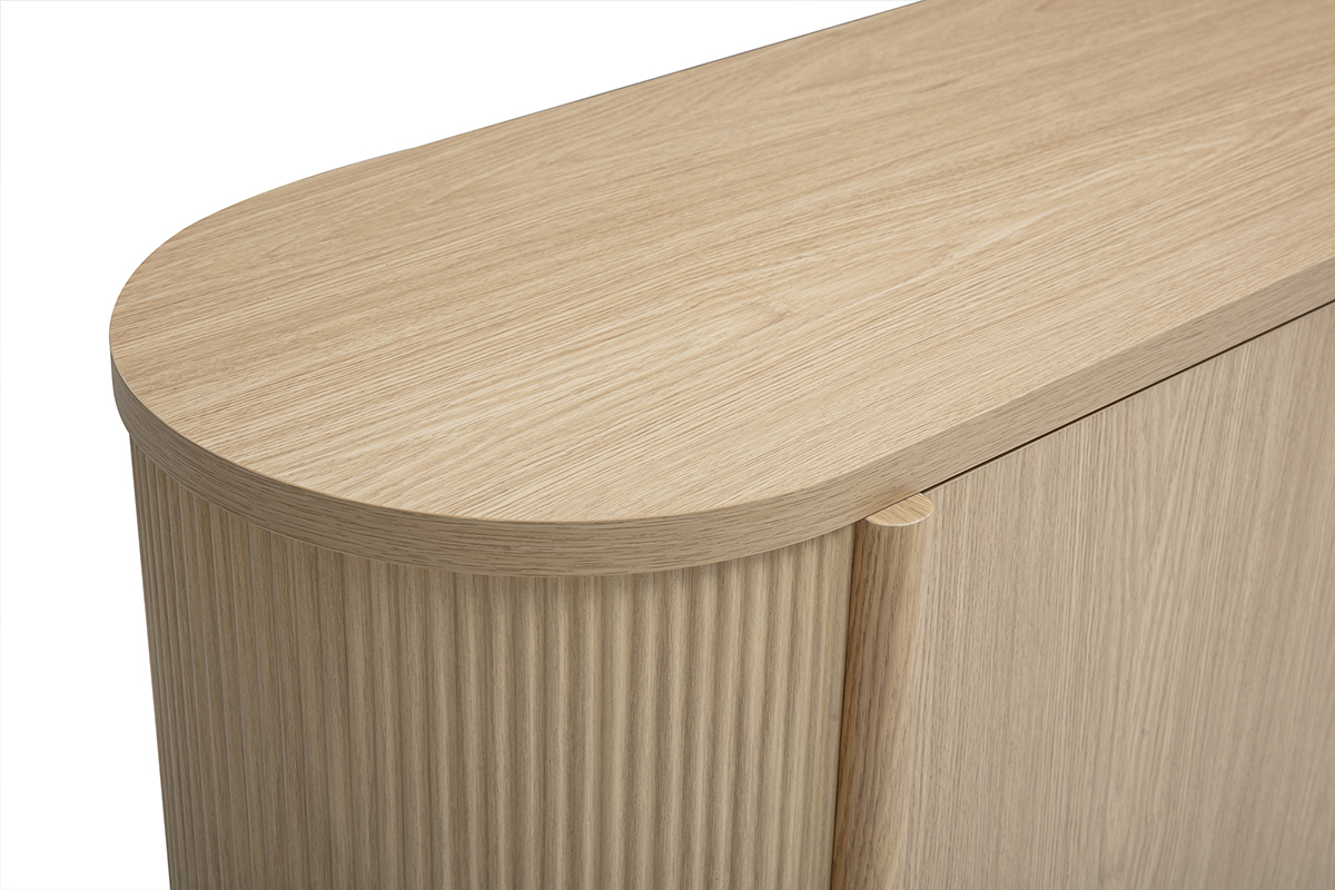 Oberseite des Sideboards PAOLINE aus heller Eiche mit abgerundeten Kanten und vertikalen Rillen