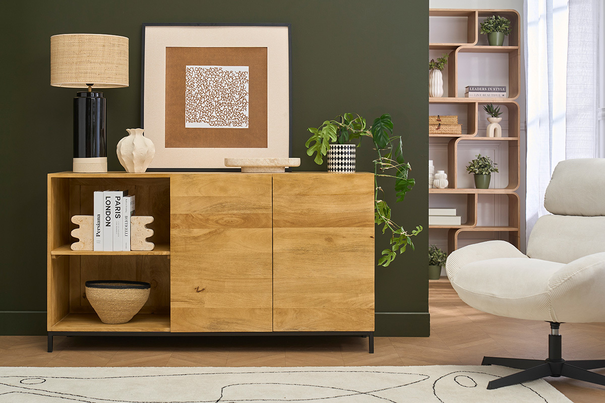 Industrie-Buffet aus massivem Mangoholz und schwarzem Metall, Ansicht von vorne mit Dekoration.