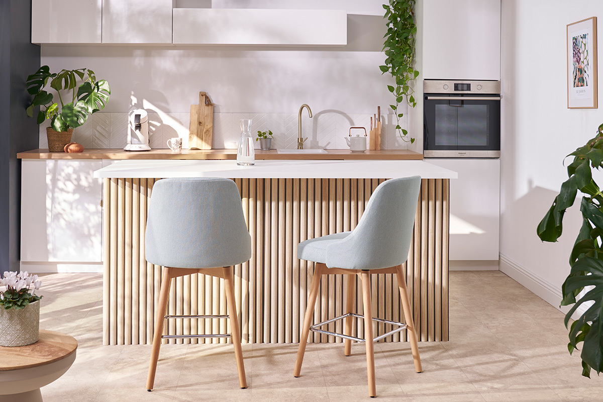 Skandinavische Barhocker 360 drehbar aus Samt-Effekt texturiertem grnem Celadon-Stoff und massivem Buchenholz H65 cm (2er-Set) HASTA
