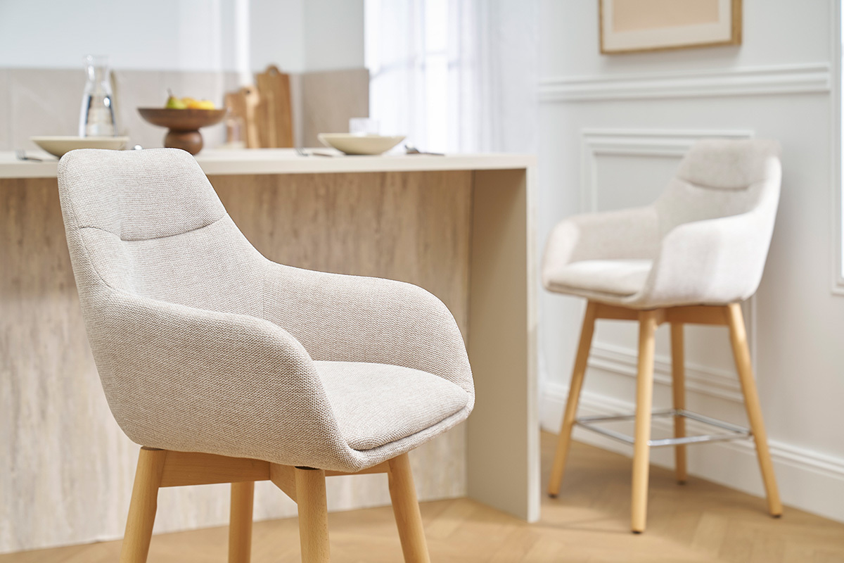 Skandinavische Barhocker in Beige aus Stoff und Holz, Ansicht von der Seite.