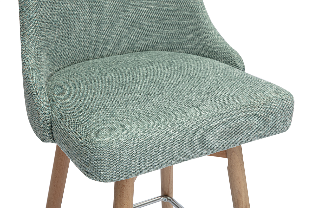 Skandinavischer Barhocker in Celadongr�n aus Stoff und Holz, Nahaufnahme.