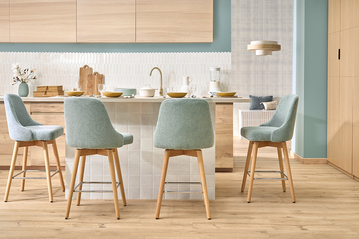 Skandinavische Barhocker 360� drehbar aus Samt-Effekt texturiertem gr�nem Celadon-Stoff und massivem Buchenholz H65 cm (2er-Set) HASTA