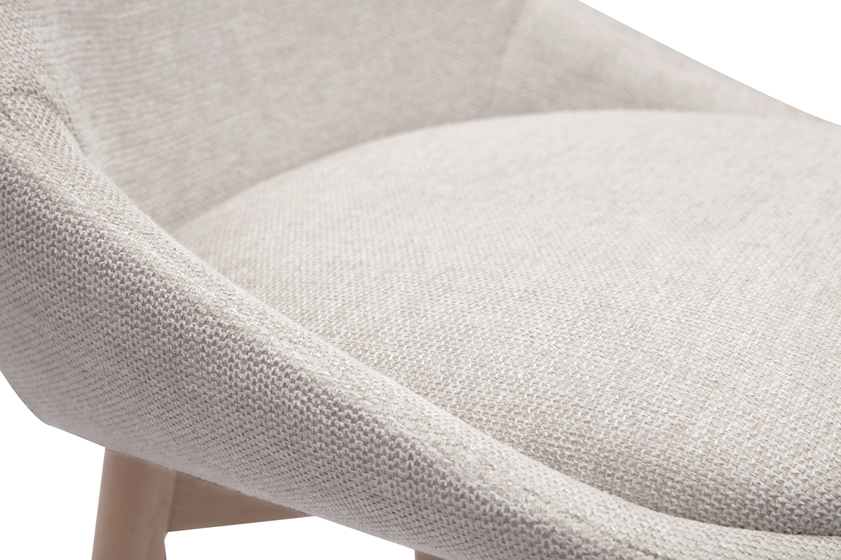 Nahaufnahme eines beige Sitzhockers aus texturiertem Samtstoff.