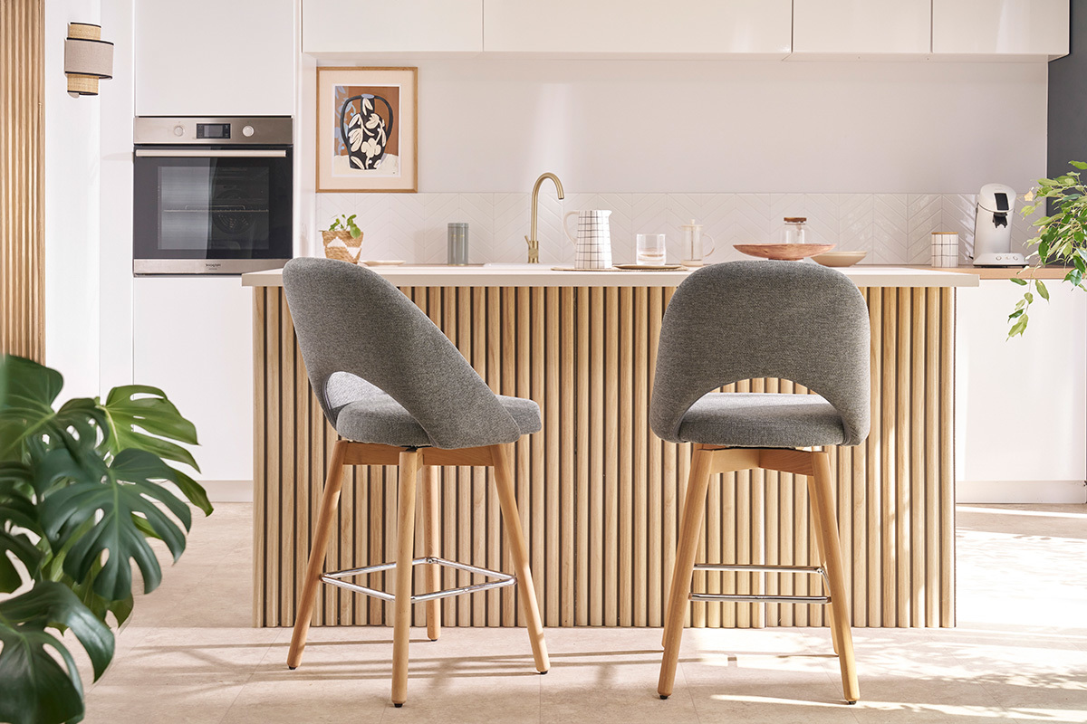 Skandinavische Barhocker aus beigem Stoff mit Samteffekt und massivem Hevea H65 cm (2er-Set) COSETTE