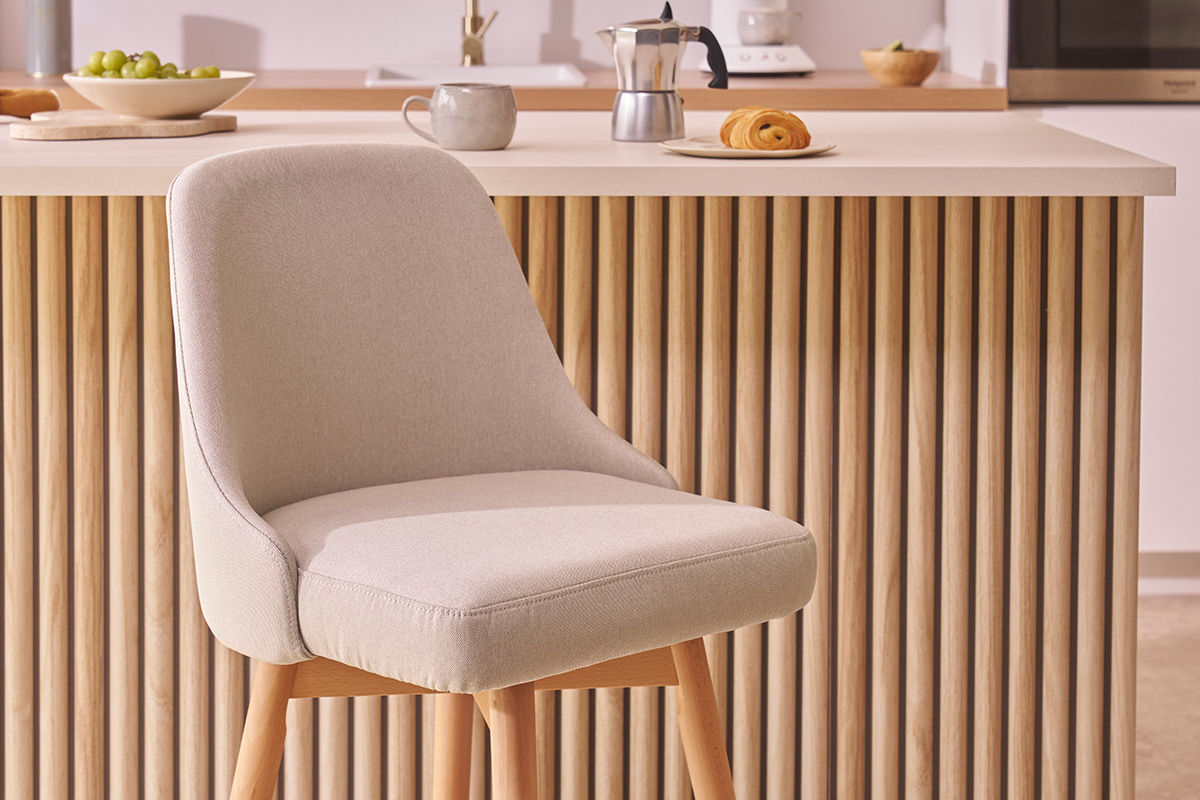 Skandinavische Barhocker aus beigem Stoff und massivem Buchenholz H65 cm (2er-Pack) HASTA