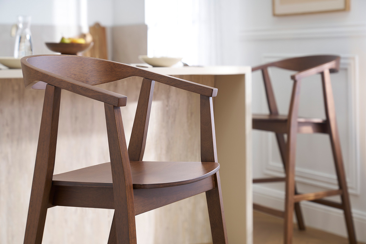 Skandinavische Barhocker aus dunklem Holz (2er Set) BAHIA