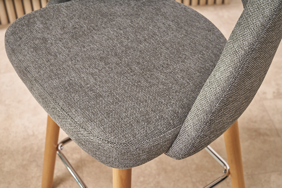 Skandinavische Barhocker aus grauem Stoff mit Samteffekt und massivem Hevea H65 cm (2er-Set) COSETTE