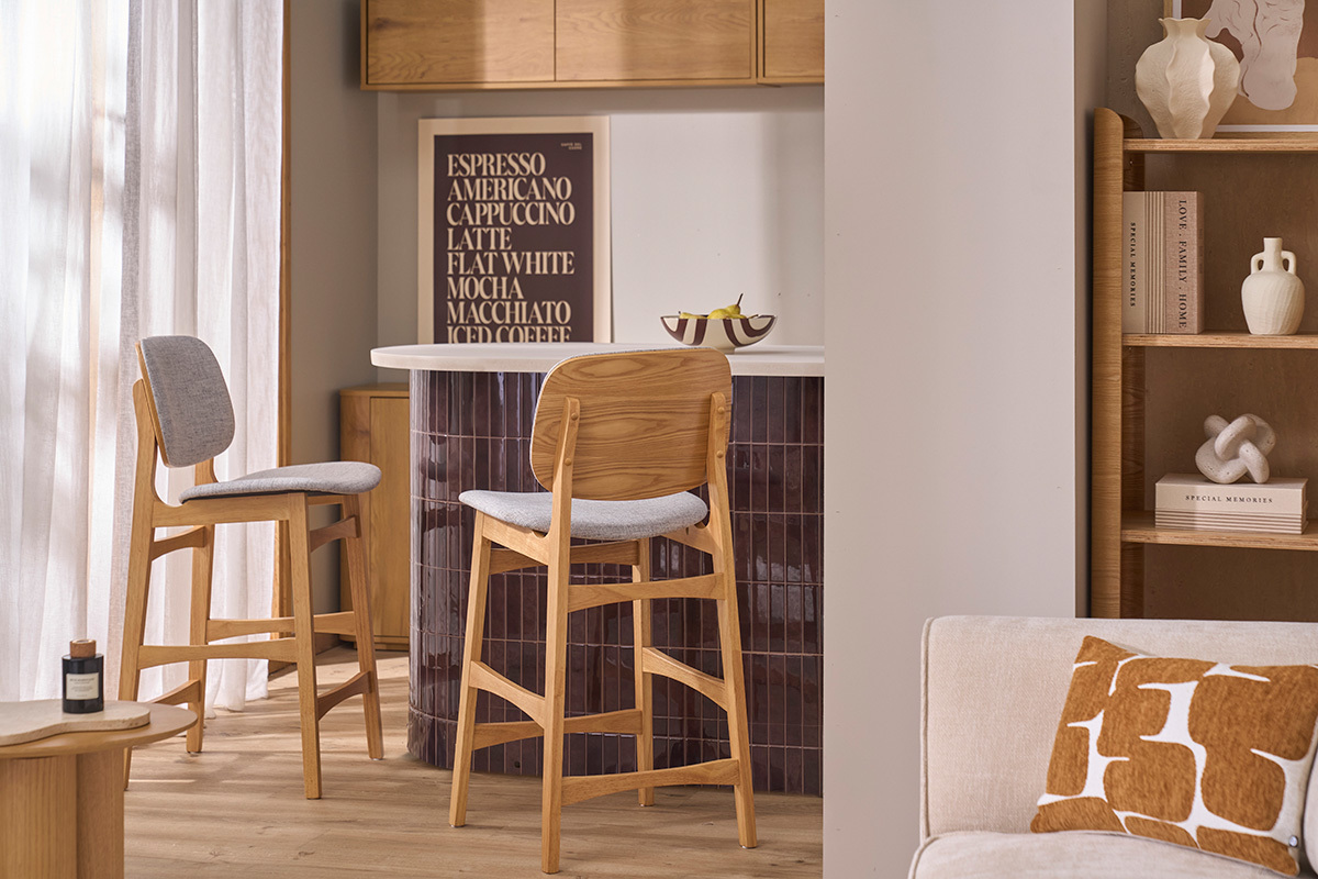 Skandinavische Barhocker aus hellem Holz, Esche und hellgrauem Stoff H66 cm (2er-Set) SOQUETTE