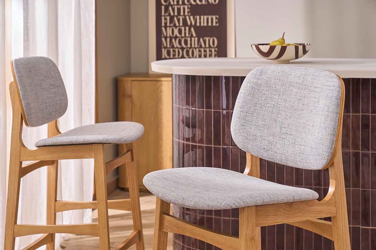 Skandinavische Barhocker aus hellem Holz, Esche und hellgrauem Stoff H66 cm (2er-Set) SOQUETTE