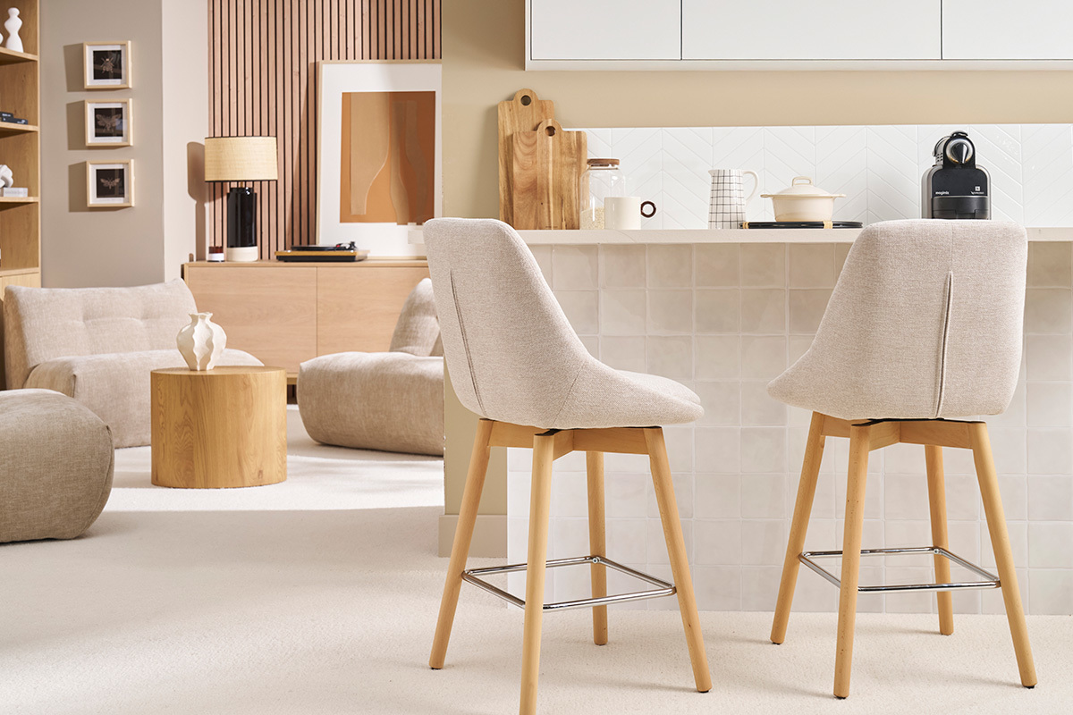 Skandinavische Barhocker mit 360 Drehfunktion aus grauem Samteffekt Stoff und hellem Holz H65 cm (2er Set) ALESS