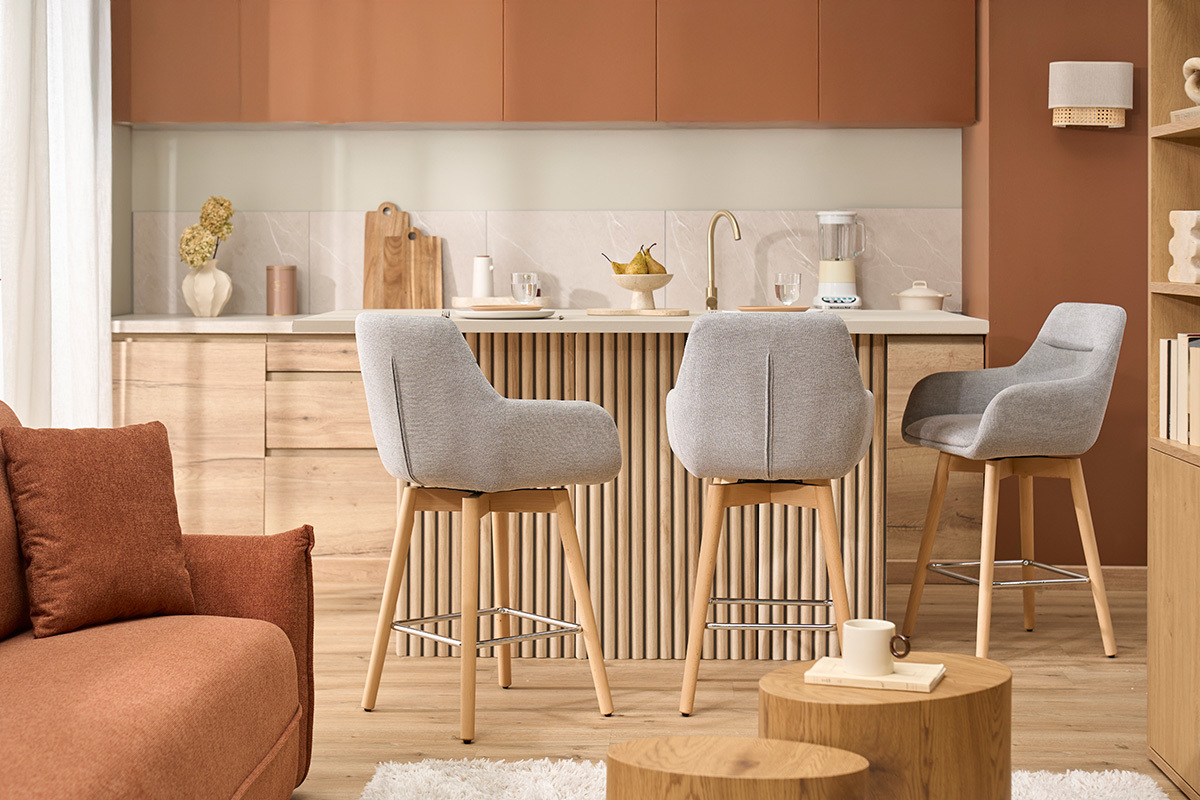 Skandinavische Barhocker mit 360� drehbarem Sitz in hellgrauem Samt-Effekt Stoff und hellem Holz H65 cm (2er-Set) ALESS