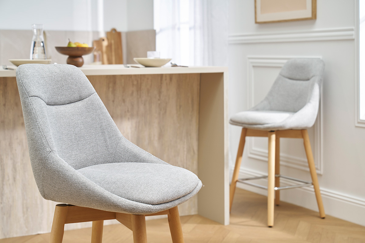 Skandinavische Barhocker mit 360� Drehfunktion aus grauem Samteffekt Stoff und hellem Holz H65 cm (2er Set) ALESS