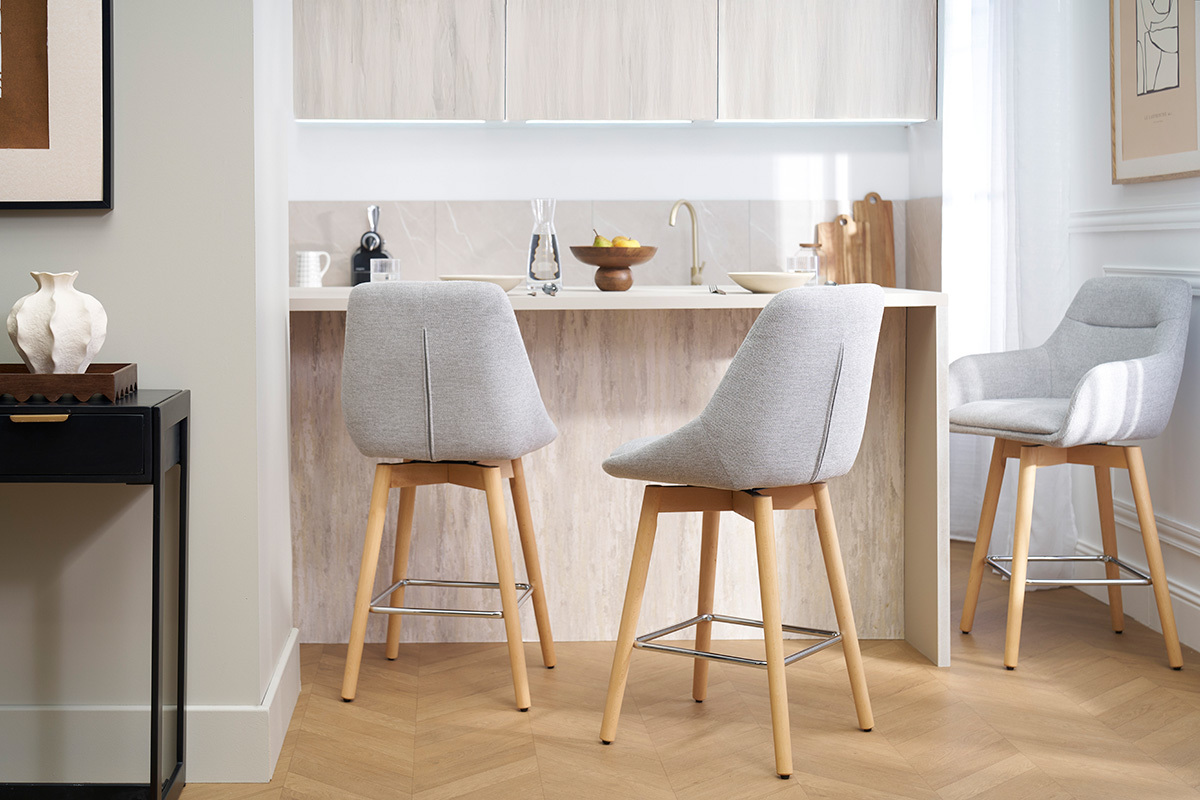 Skandinavische Barhocker mit 360� Drehfunktion aus grauem Samteffekt Stoff und hellem Holz H65 cm (2er Set) ALESS