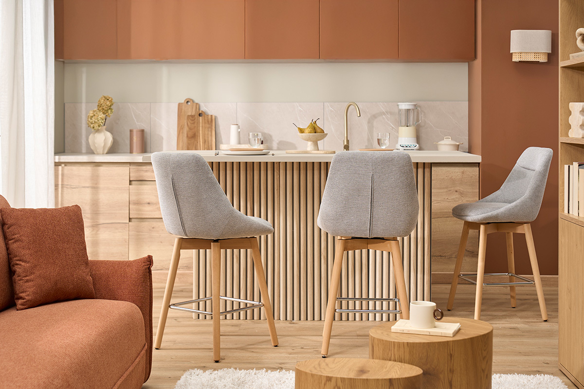 Skandinavische Barhocker mit 360� Drehfunktion aus grauem Samteffekt Stoff und hellem Holz H65 cm (2er Set) ALESS