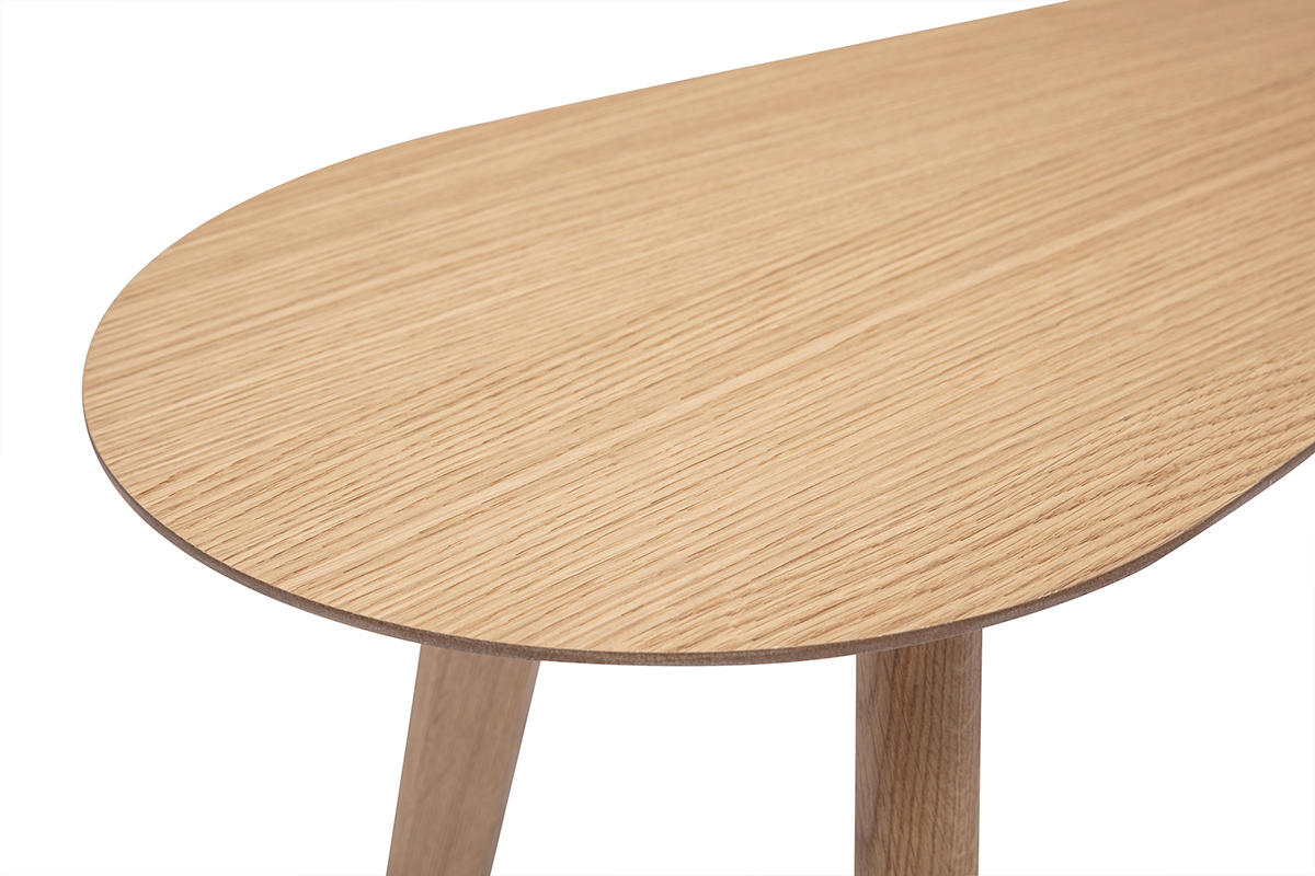 Niedriger skandinavischer Beistelltisch aus hellem Holz, Nahaufnahme von Oberfl�che und Beinen.