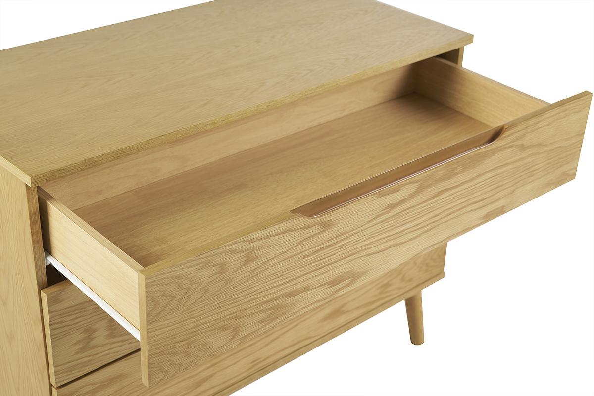 Skandinavische Kommode mit 3 Schubladen in hellem Holz, oberste Schublade geffnet, perspektivische Ansicht.