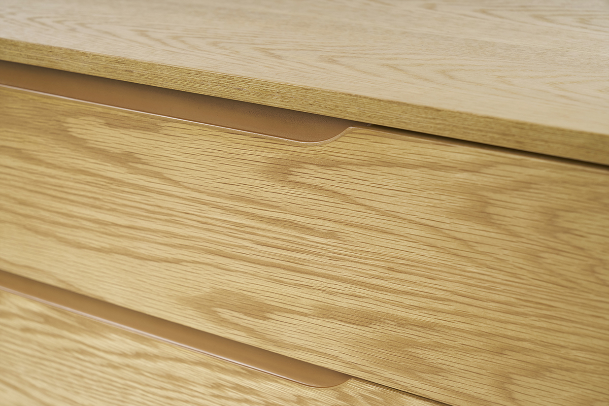 Nahaufnahme der skandinavischen Kommode aus hellem Holz mit integrierten Griffen.