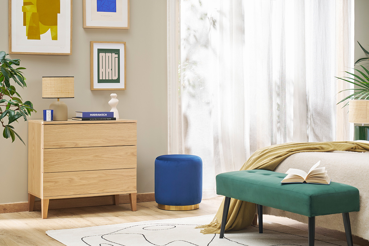 Skandinavische Kommode aus hellem Holz mit drei Schubladen, Ansicht in einem modernen Schlafzimmer.