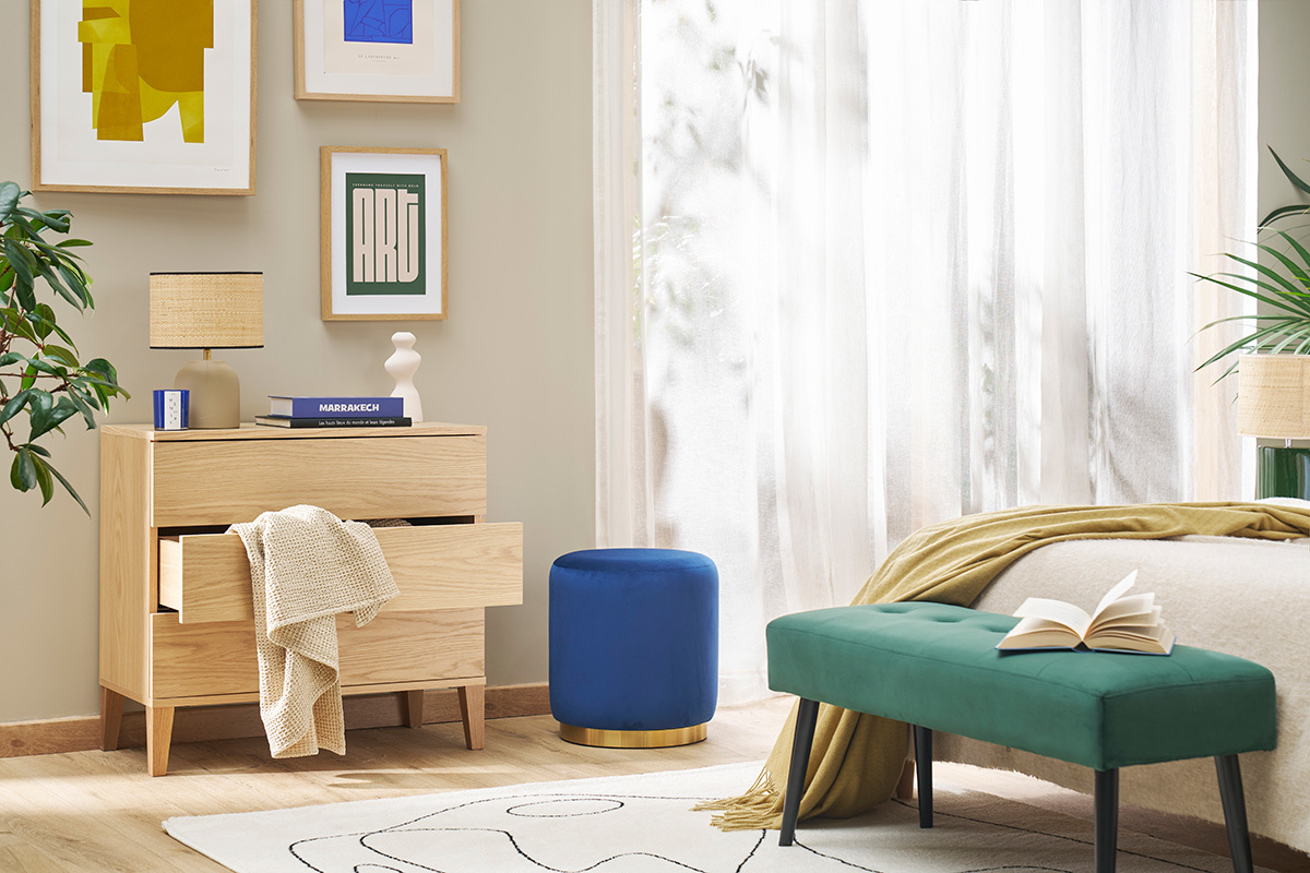 Hellholz-Skandinavische Kommode mit zwei offenen Schubladen, im Schlafzimmer.