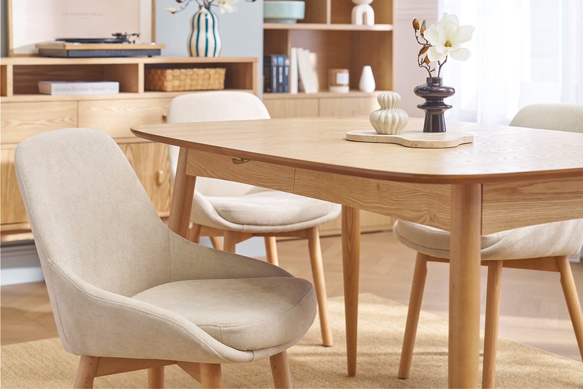Skandinavische Sthle aus beigem Samtstoff und hellem Massivholz (2er Set) HOLO