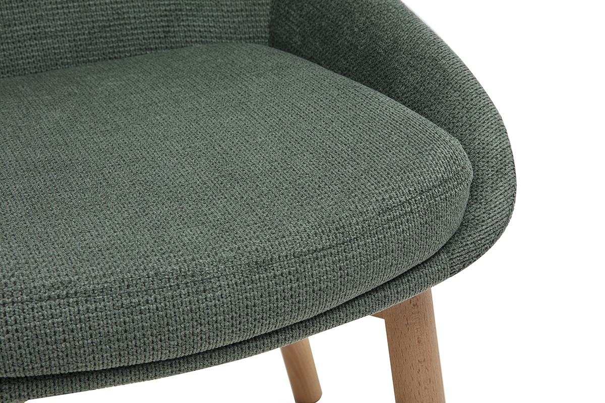 Detail der Sitzfl�che eines skandinavischen Stuhls aus gr�n-khaki Chenille-Stoff mit hellen Holzbeinen.