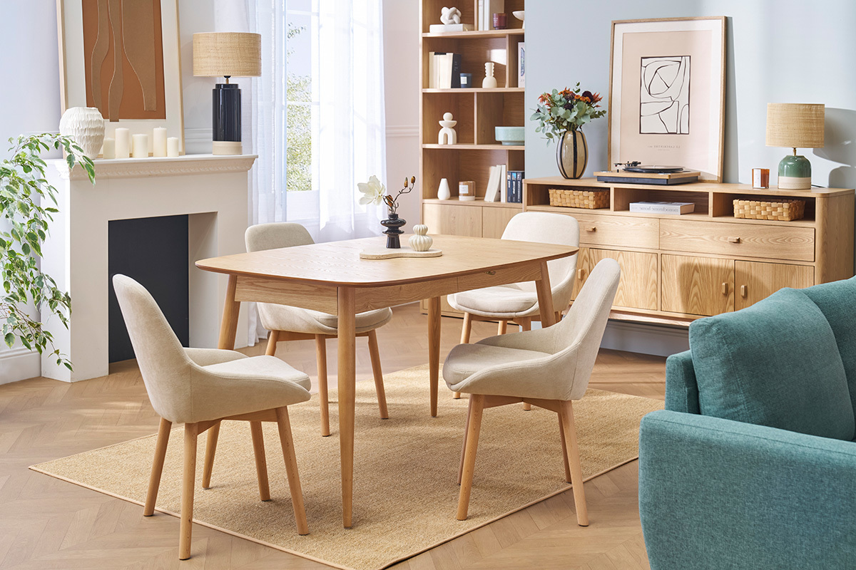 Skandinavische St�hle aus beigem Stoff in einem zeitgen�ssischen Esszimmer.