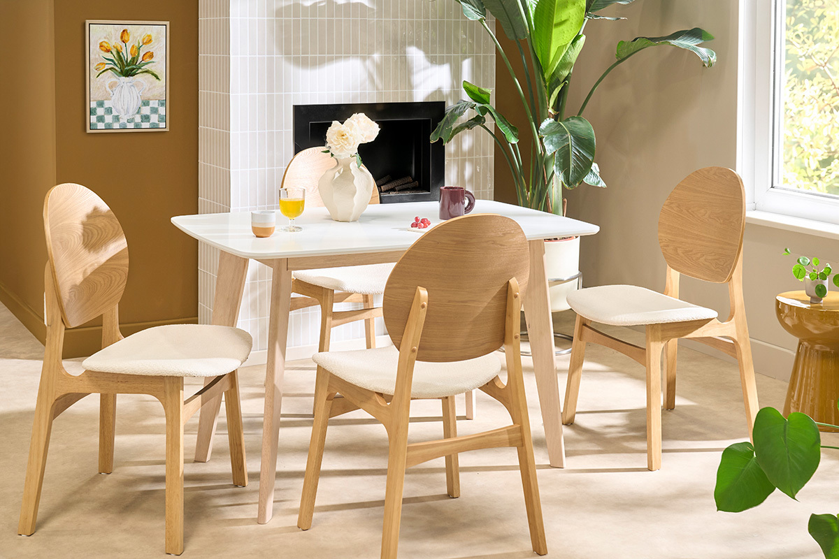 Skandinavische ELTON-St�hle aus hellem Holz und Stoff in Boucl�-Wolloptik, um einen Esstisch herum.
