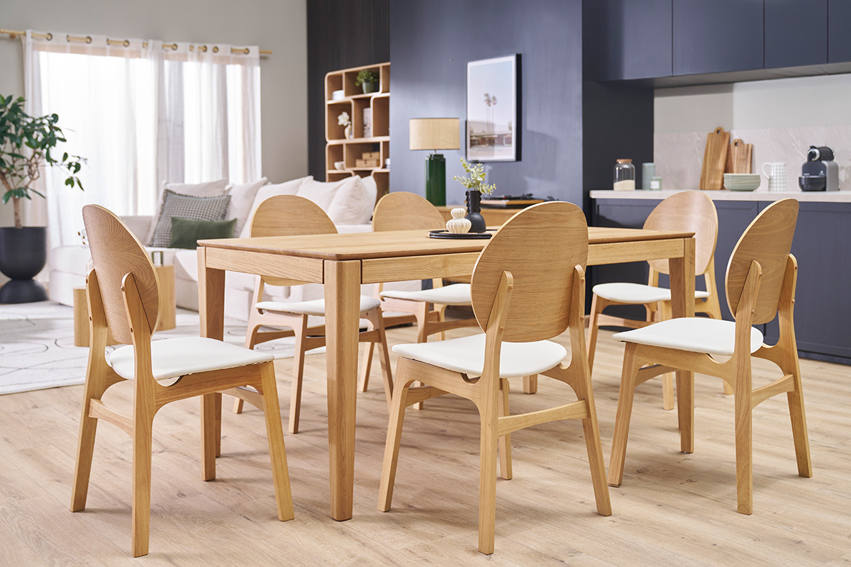 Skandinavische Sthle aus hellem Holz und Wei um einen Tisch, in einem modernen Esszimmer.