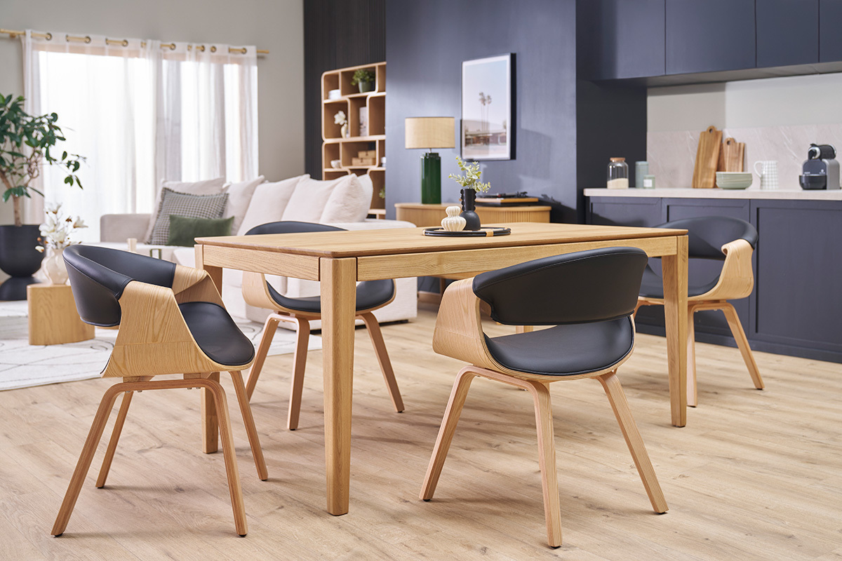 Schwarze und hellholz ARAMIS Sthle um einen Esstisch in einem modernen Wohnzimmer.