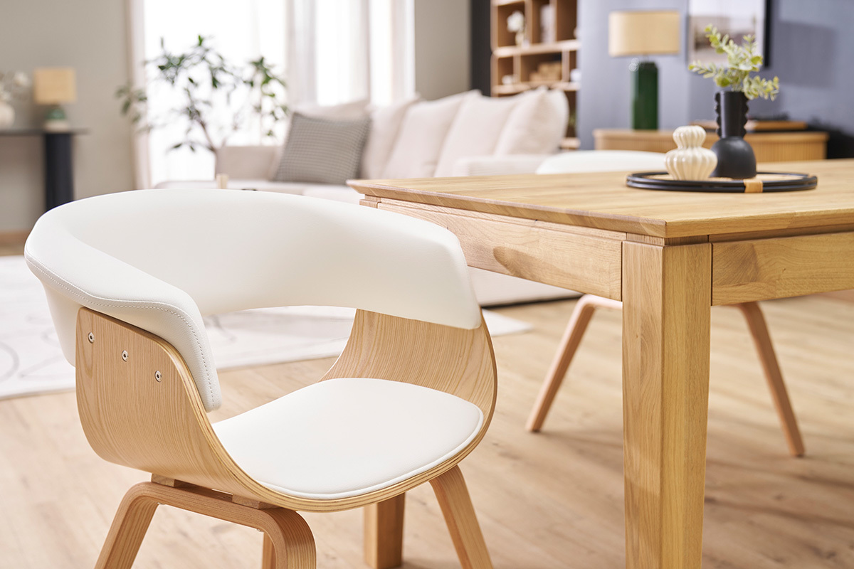 Skandinavischer Stuhl in Wei und hellem Holz OKTAV, Seitenansicht neben einem Holztisch.