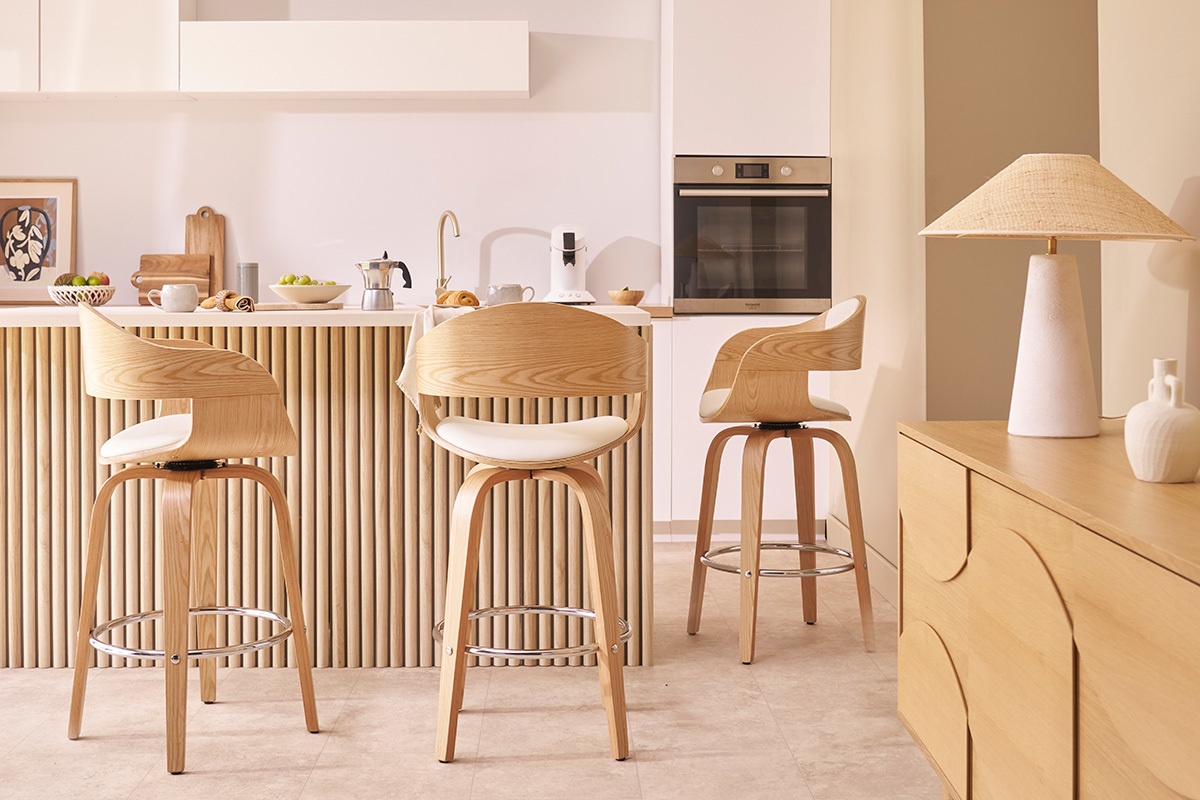 Skandinavische Barhocker aus hellem Holz, Vorderansicht, in einer modernen K�che.