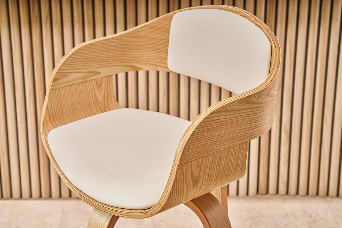 Skandinavischer Barhocker aus hellem Holz mit wei�em Sitz in Nahaufnahme.