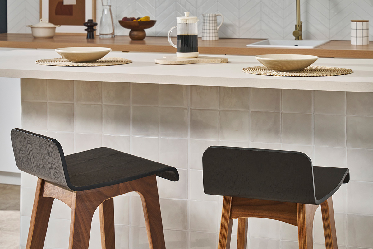 Skandinavischer Barhocker in Schwarz und Walnuss H65 cm (2er-Set) BALTIK