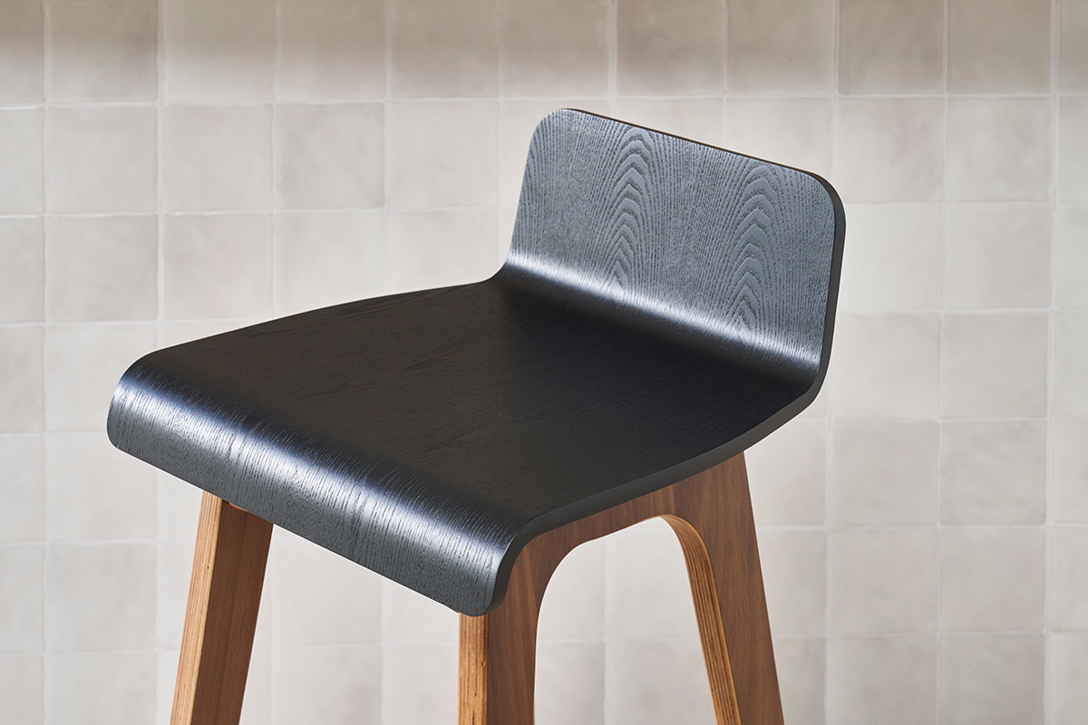 Skandinavischer Barhocker in Schwarz und Walnuss H65 cm (2er-Set) BALTIK