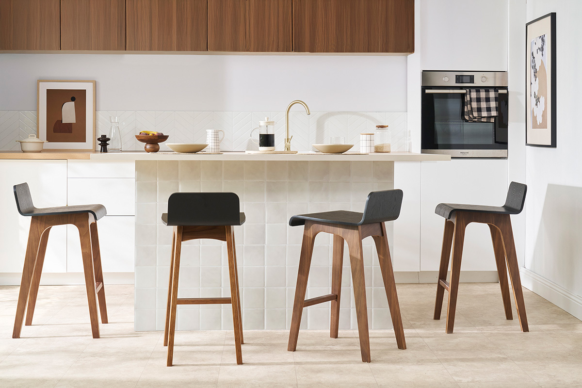 Skandinavischer Barhocker in Schwarz und Walnuss H65 cm (2er-Set) BALTIK