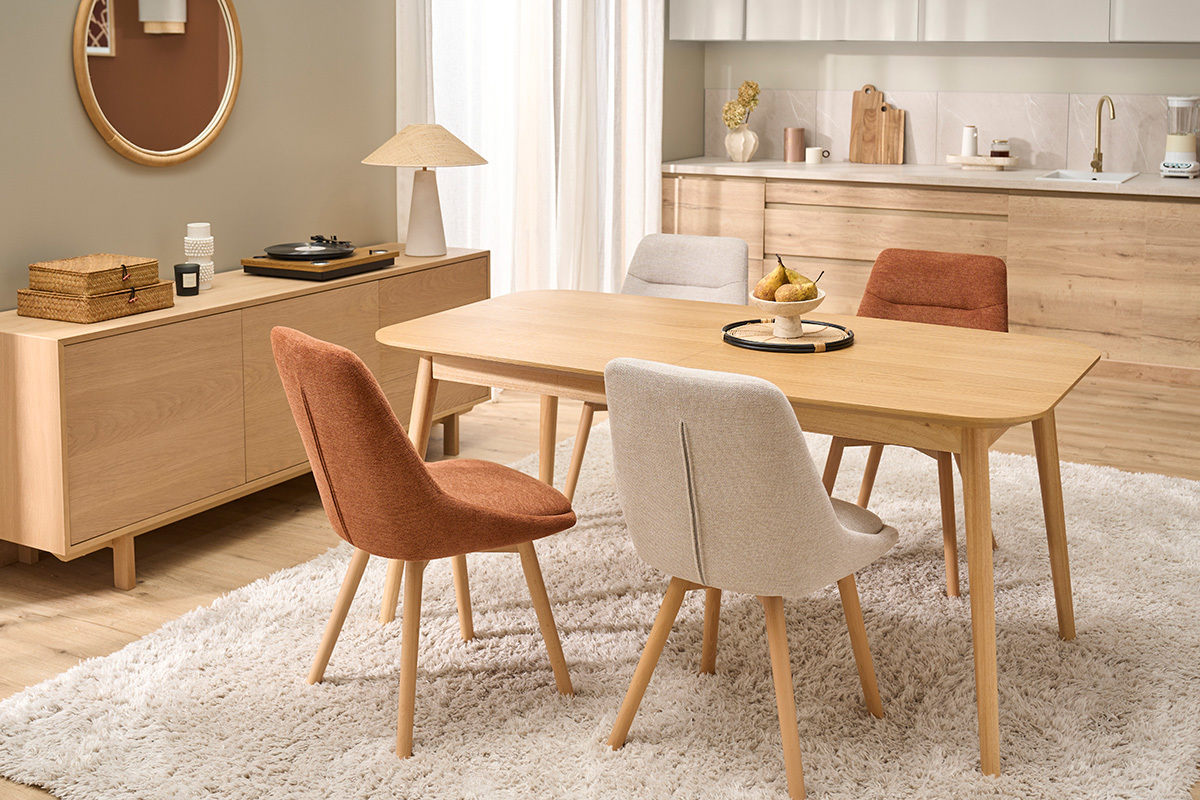 Rechteckiger ausziehbarer Holztisch mit farbigen St�hlen in einem modernen Esszimmer.