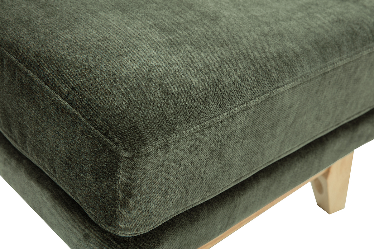 Nahaufnahme eines skandinavischen Poufs in Khakigr�n mit hellen Holzbeinen.