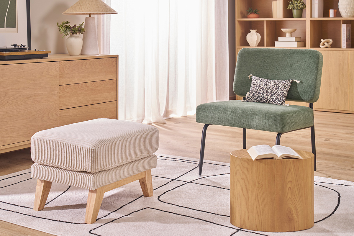 Skandinavischer Fu�hocker und Holztisch in einem modernen Wohnzimmer.