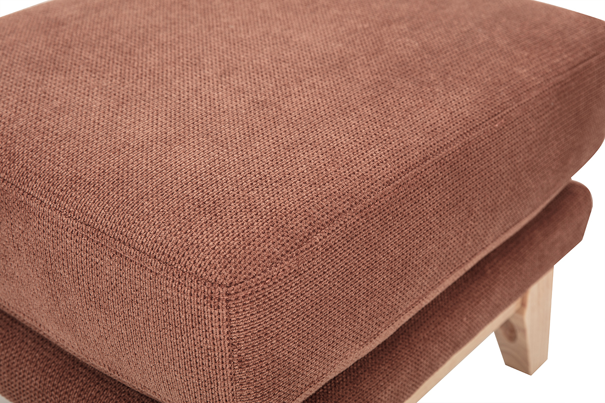 Sitzhocker aus Chenille-Stoff in verbrannter Erde und Holzf��en, Nahaufnahme.