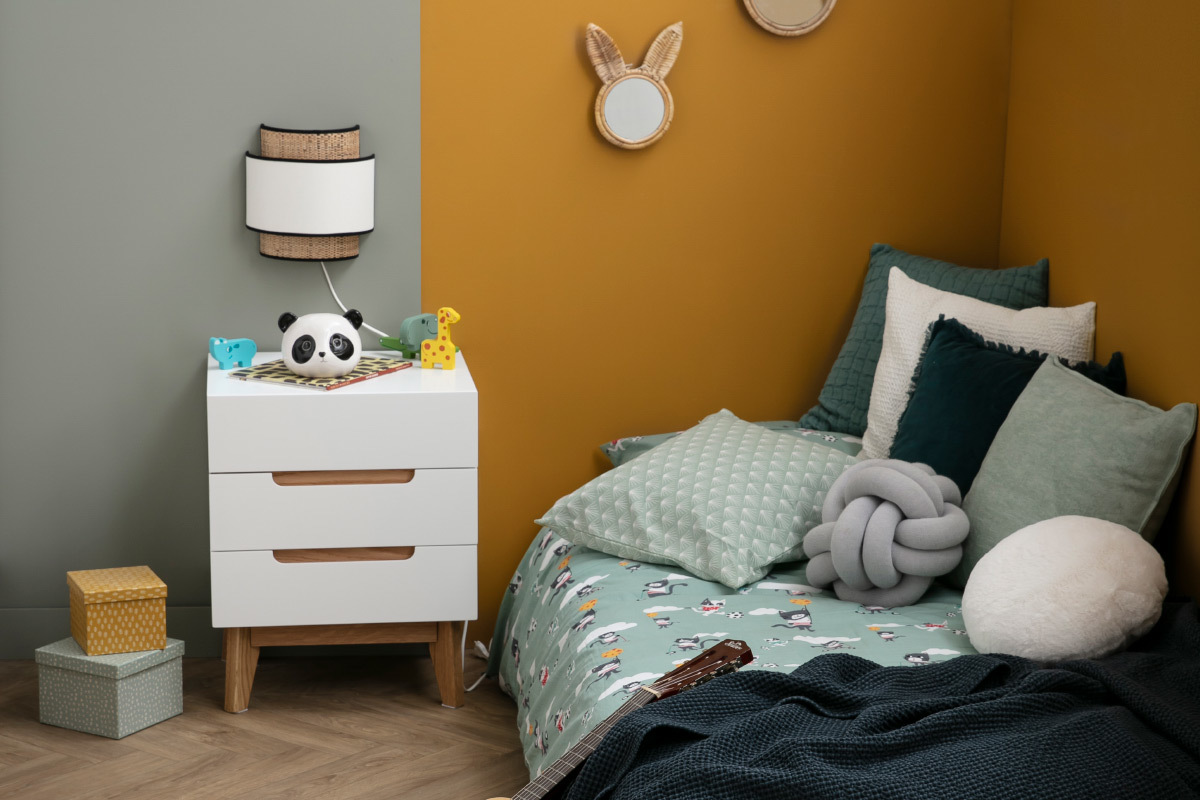 Skandinavischer Nachttisch 3 Schubladen matt wei und Holz SKIVE