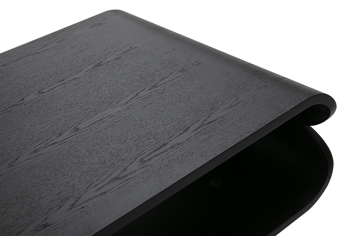 Nahaufnahme eines rechteckigen skandinavischen schwarzen Couchtisches aus Holz mit Eschfurnier-Finish.