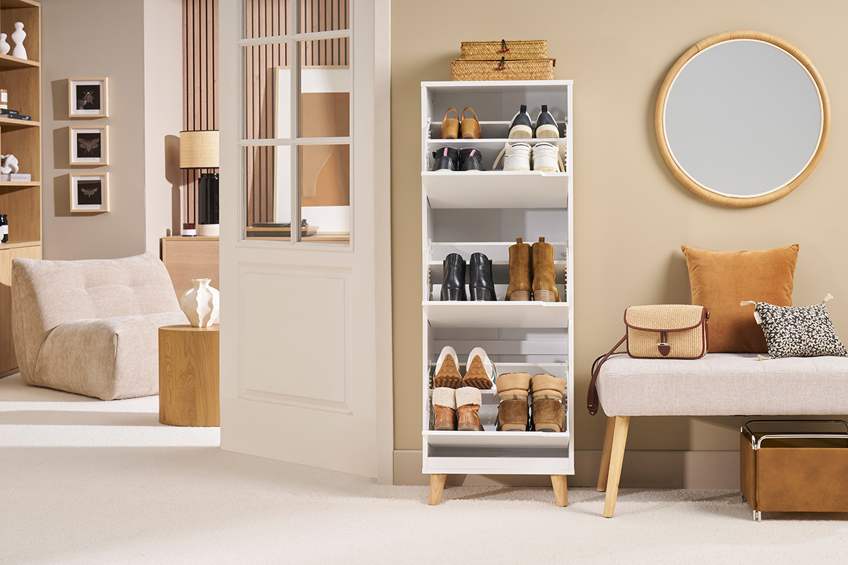 Weies Schuhschrank mit 3 Fchern und Eichenfen, voll mit Schuhen, in einem modernen Interieur.