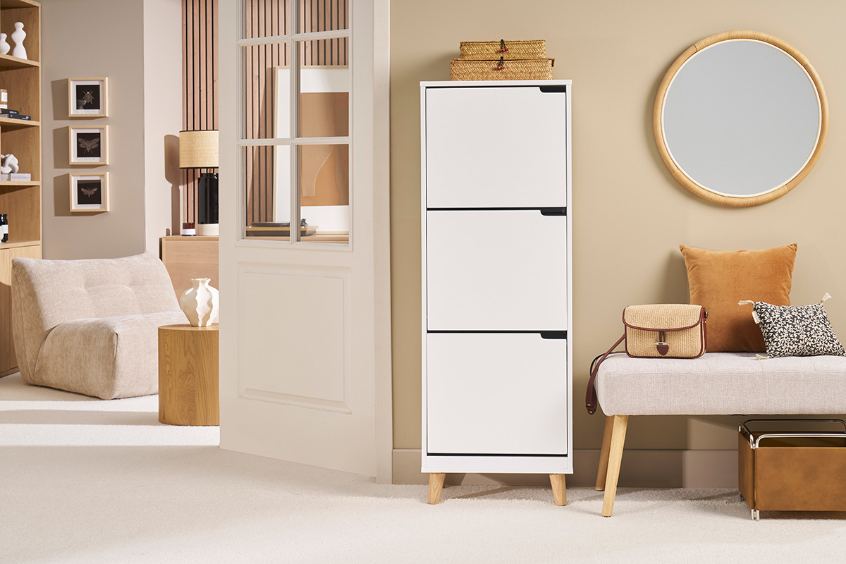 Weies und holzfarbenes Schuhschrank mit 3 Fchern in einem skandinavischen Interieur.